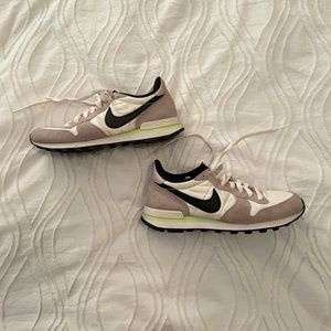 Nike Internationalist Sneakers